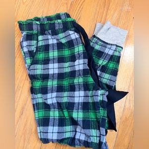 Plaid Aerie pyjama bottoms.